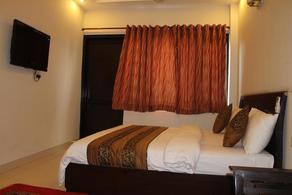 Airport Hotel Jet Inn Suites New Delhi Room photo