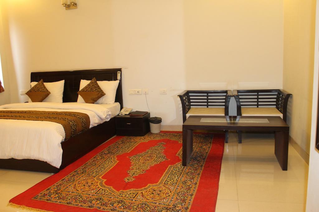 Airport Hotel Jet Inn Suites New Delhi Room photo
