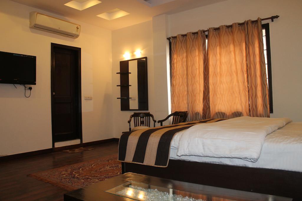 Airport Hotel Jet Inn Suites New Delhi Room photo